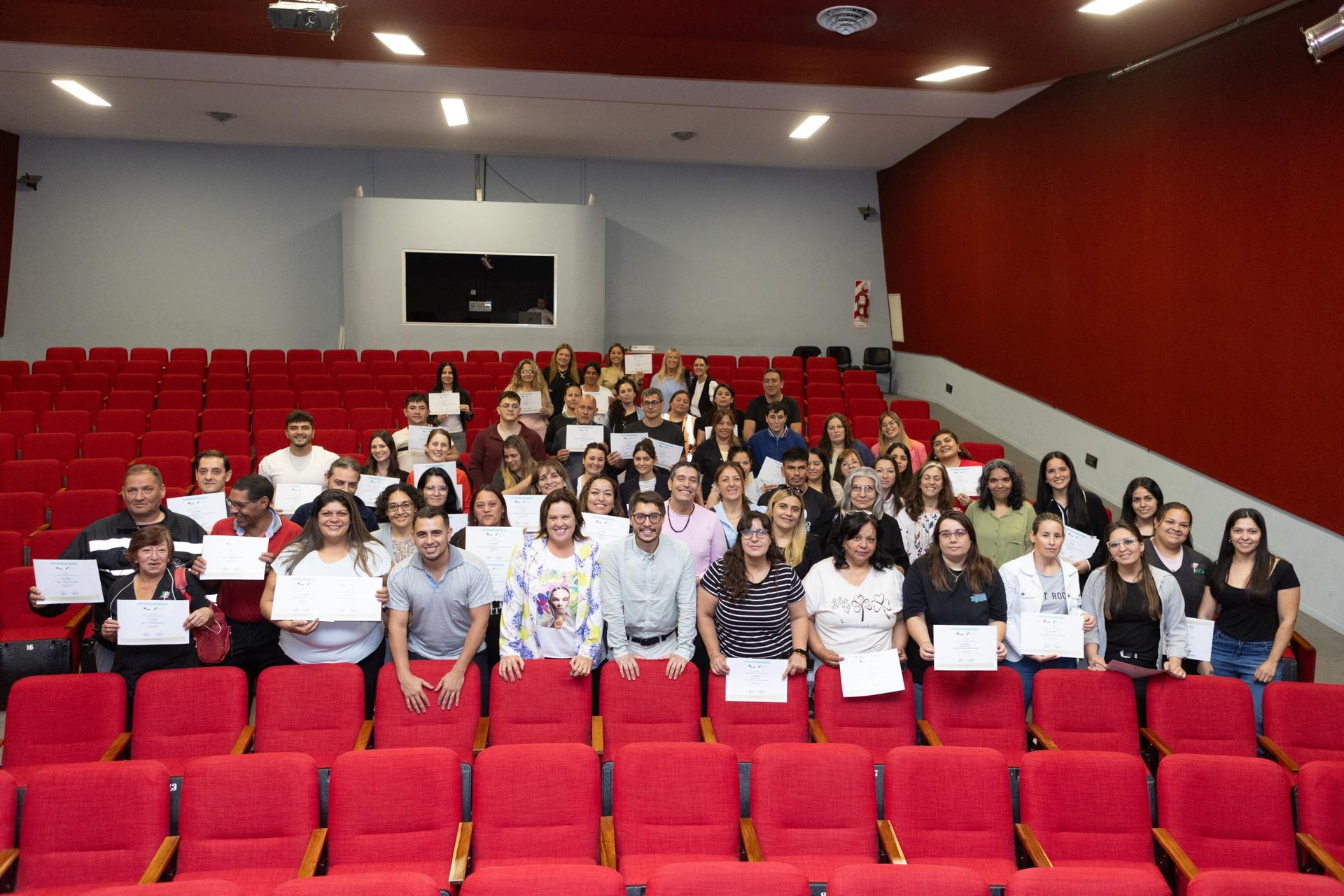 ENTREGARON CERTIFICADOS DE LA FUNDACIÓN DEL BANCO DE LA PAMPA A EMPLEADOS Y EMPLEADAS MUNICIPALES