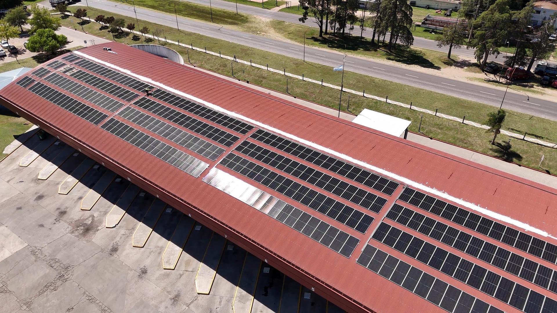 PANELES SOLARES EN LA TERMINAL DE ÓMNIBUS