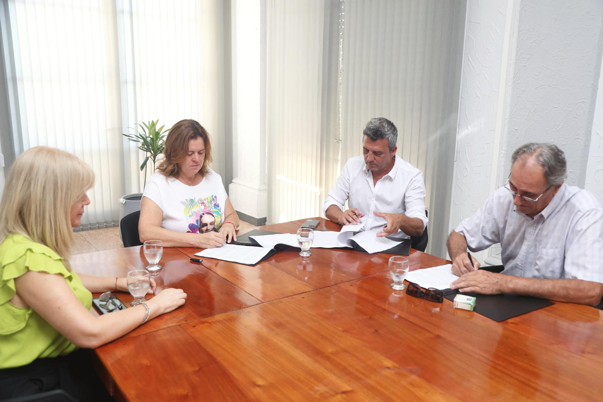 EL MUNICIPIO FIRMÓ UN ACTA ACUERDO CON LA COOPERATIVA APÍCOLA PATAGONIA LTDA. PARA BRINDAR TALLERES